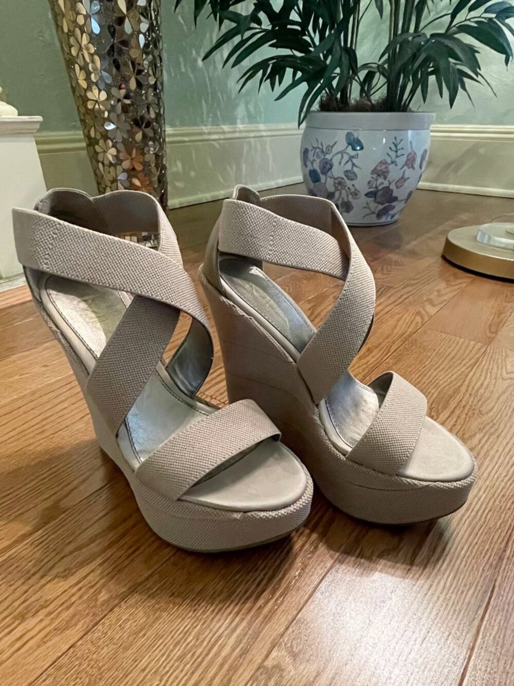 Mia Womens Papparazzi Wheat Wedge Sandals size 6  Stunning